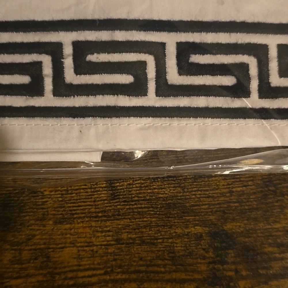 Williams Sonoma 300 Thread Count 100% Long Staple percale Cotton White & Black